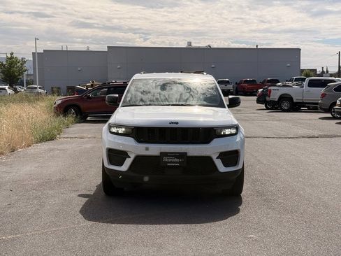 Used 2024 Jeep Grand Cherokee Altitude AWD/4WD image 8