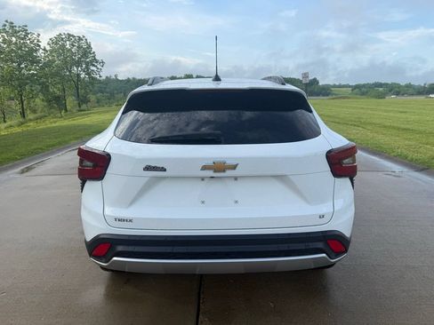 Used 2024 Chevrolet Trax LT w/ LT Convenience Package FWD image 4