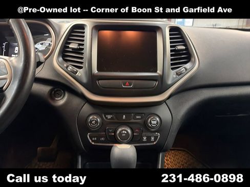 Used 2016 Jeep Cherokee Latitude w/ Cold Weather Group AWD/4WD image 19
