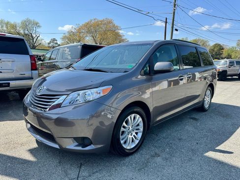 Used 2017 Toyota Sienna XLE Premium image 1