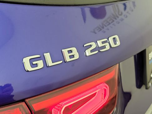 Used 2021 Mercedes-Benz GLB 250 4MATIC w/ Premium Package image 23