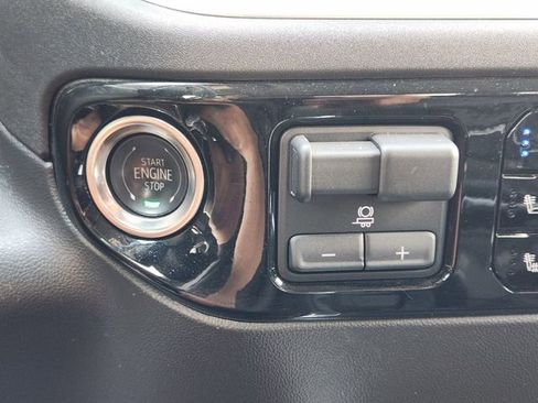 Used 2025 GMC Sierra 1500 SLT AWD/4WD image 21