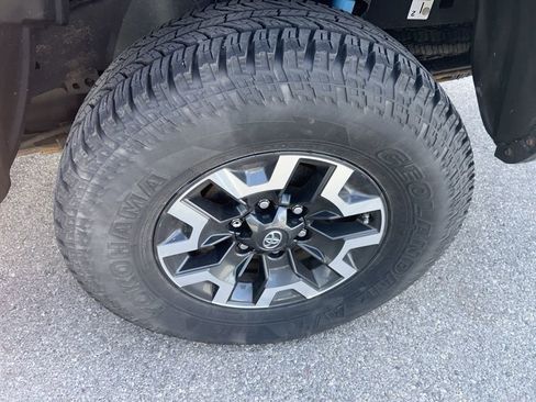 Used 2019 Toyota Tacoma TRD Off-Road w/ Technology Package AWD/4WD image 14
