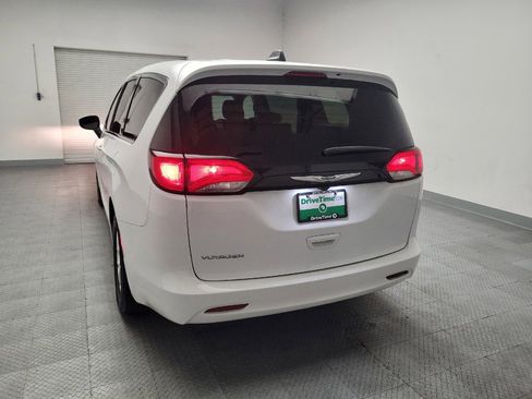 Used 2022 Chrysler Voyager LX FWD image 6