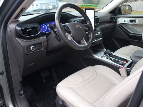 Used 2020 Ford Explorer Platinum w/ Premium Technology Package image 11