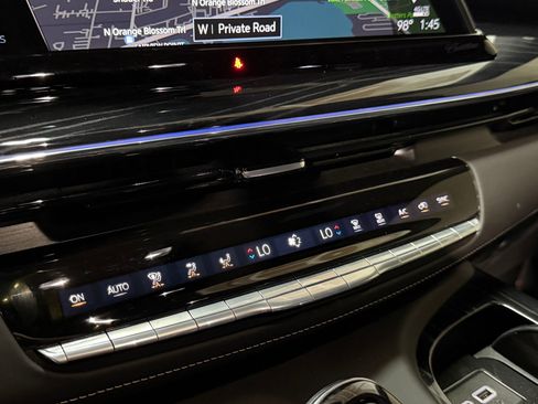 Certified 2024 Cadillac Escalade ESV V AWD/4WD image 21