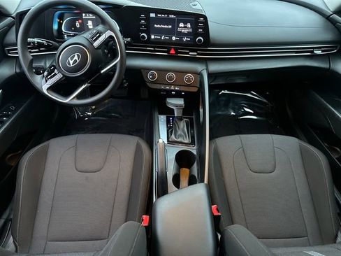 Used 2025 Hyundai Elantra SE image 17
