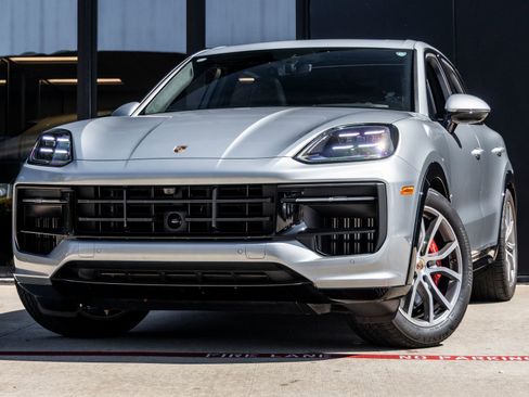 Certified 2025 Porsche Cayenne GTS AWD/4WD image 1