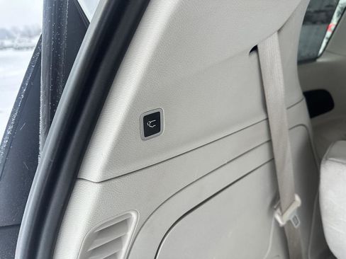 Used 2021 Chrysler Pacifica Touring-L image 14