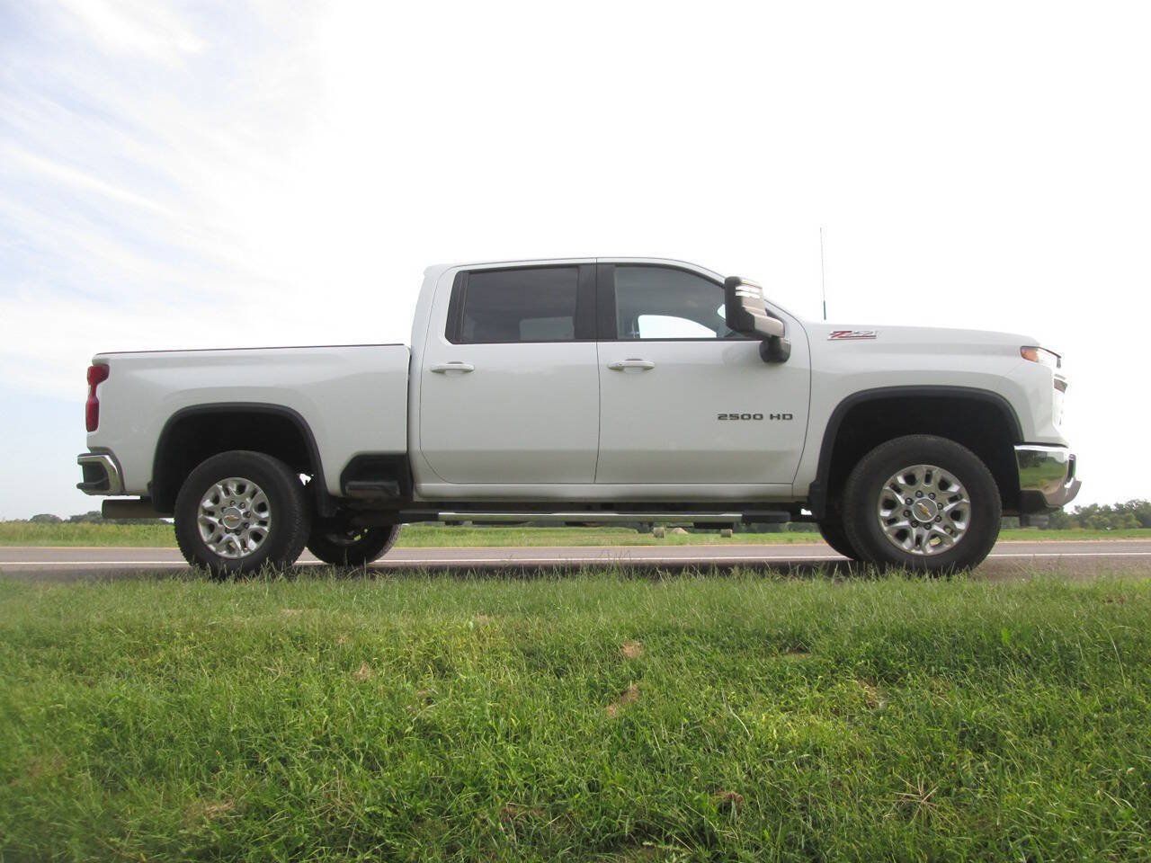 Used 2024 Chevrolet Silverado 2500 LT AWD/4WD image 5