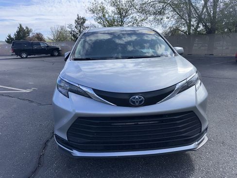 Used 2024 Toyota Sienna LE AWD/4WD image 13