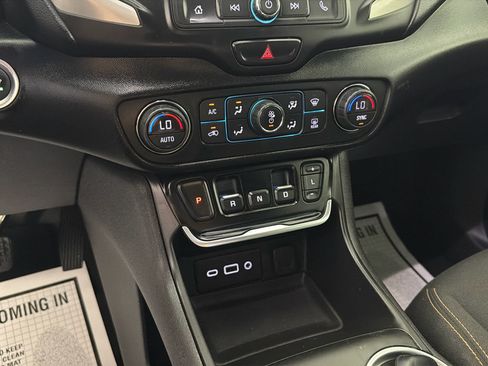 Used 2021 GMC Terrain SLE w/ Driver Convenience Package FWD image 22