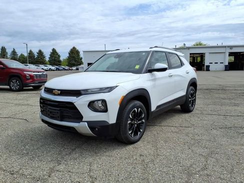Used 2023 Chevrolet TrailBlazer LT w/ Convenience Package AWD/4WD image 3