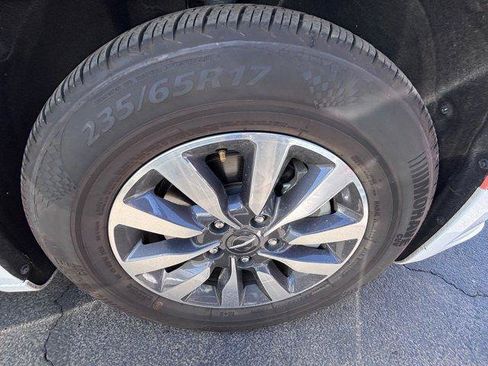 Used 2024 Chrysler Pacifica Limited FWD image 7