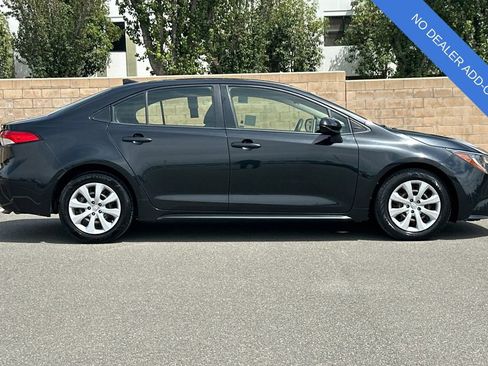 Used 2021 Toyota Corolla LE FWD image 3