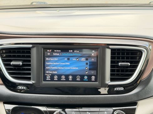 Used 2018 Chrysler Pacifica Touring-L image 57