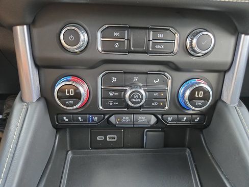 Used 2024 GMC Yukon SLT AWD/4WD image 25