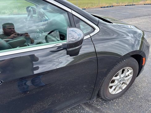 Used 2023 Chrysler Pacifica Touring-L FWD image 3