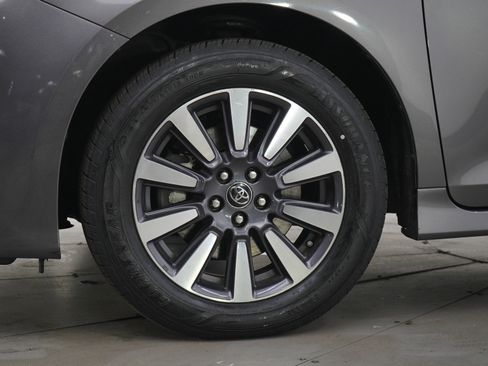 Used 2018 Toyota Sienna XLE image 30