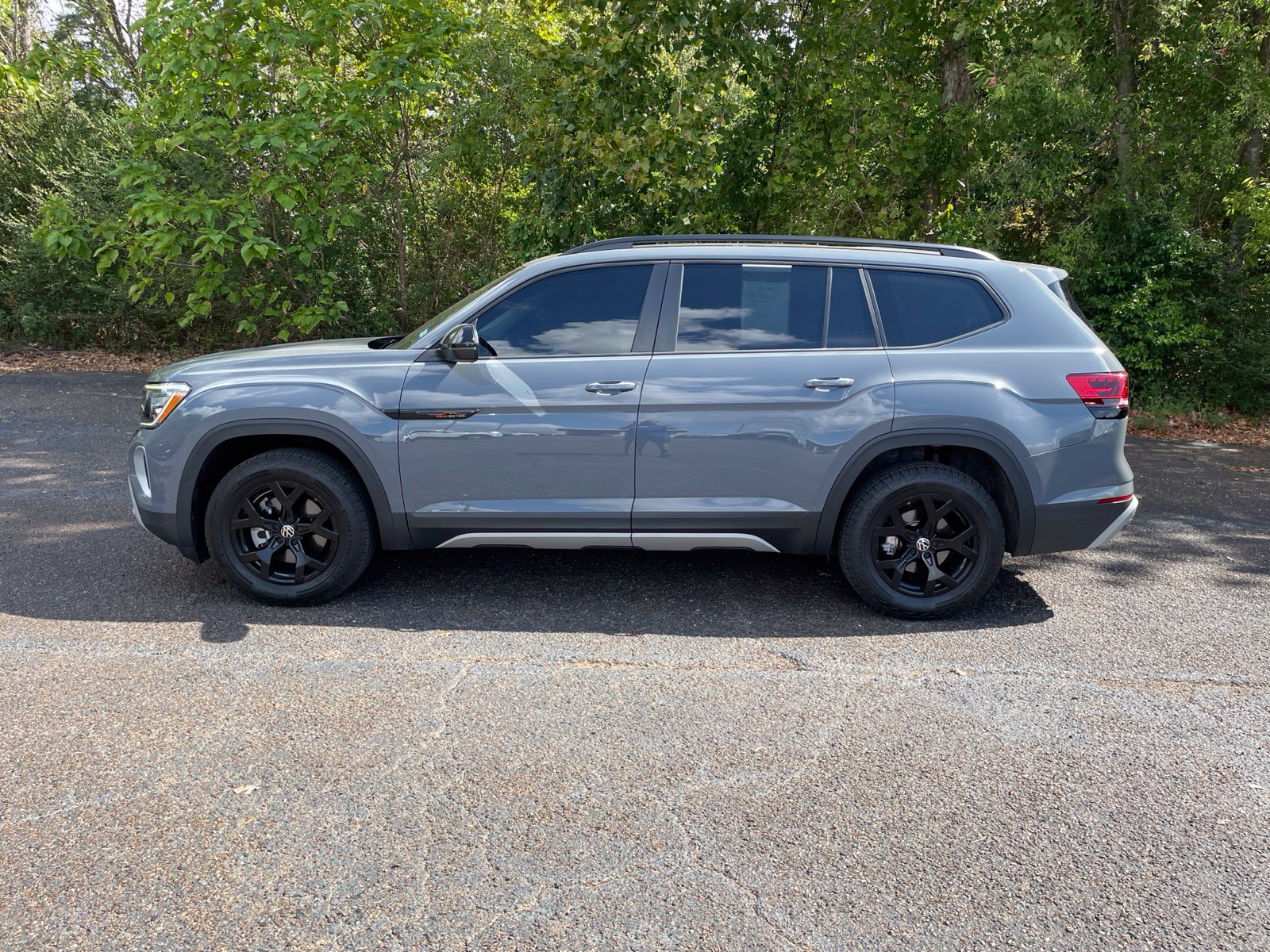 Used 2024 Volkswagen Atlas Peak Edition SE AWD/4WD image 2