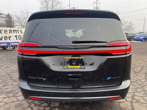 Used 2022 Chrysler Pacifica Touring-L w/ S Appearance Package image 3