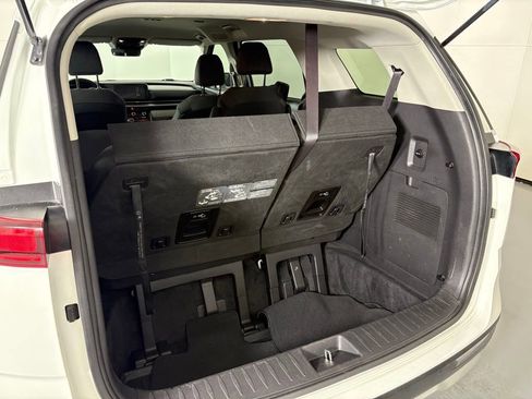 Used 2022 Kia Carnival LX image 36