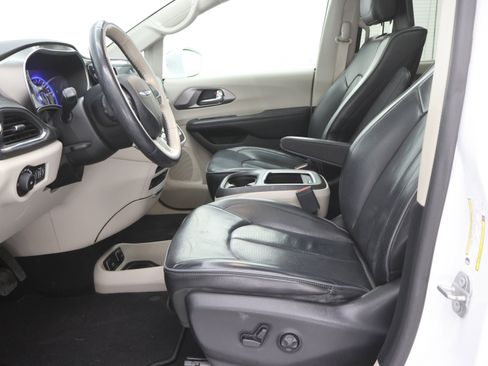 Used 2019 Chrysler Pacifica Limited w/ Tire & Wheel Group image 8