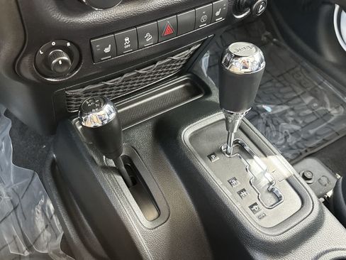 Used 2016 Jeep Wrangler Unlimited Rubicon AWD/4WD image 19
