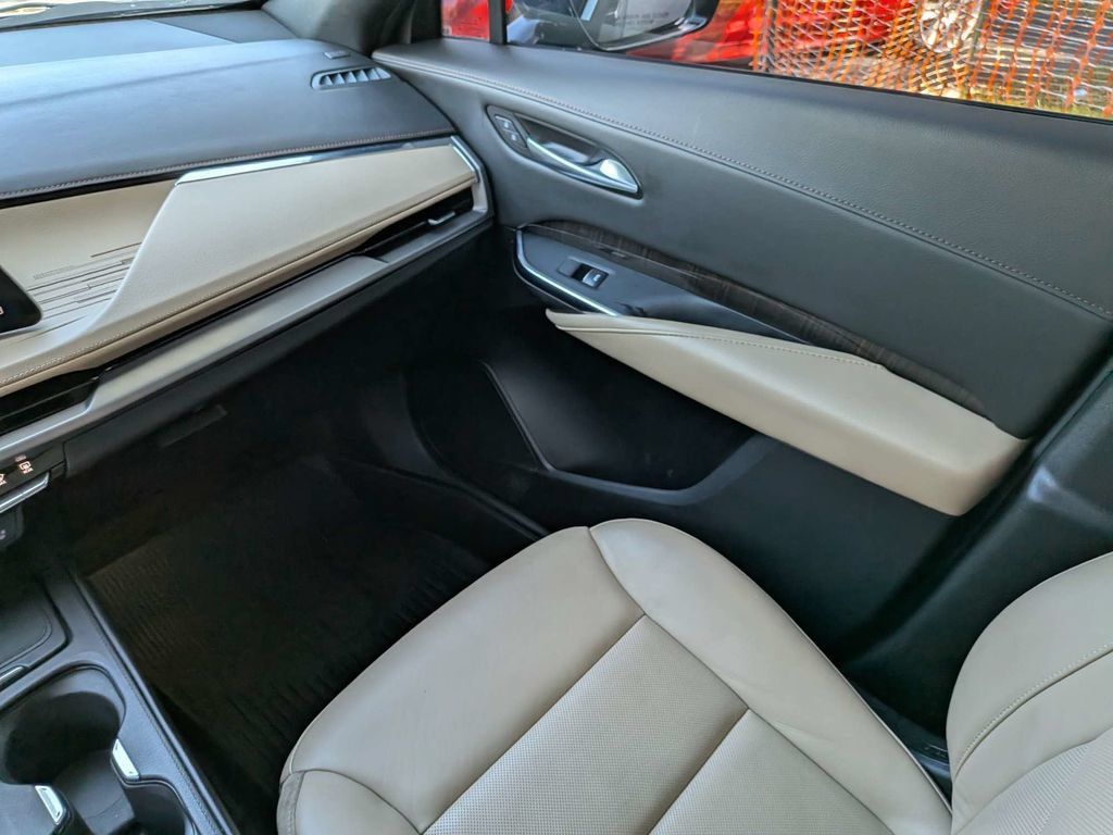 Used 2025 Cadillac XT4 Premium Luxury FWD image 18