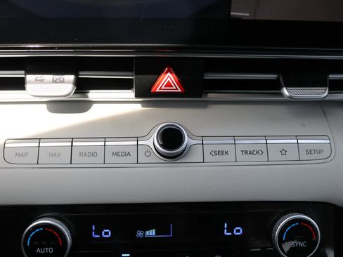 Used 2024 Hyundai Elantra Limited FWD image 18