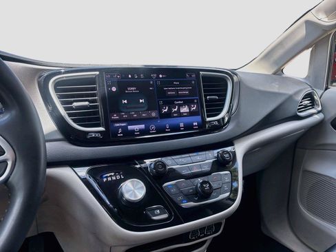 Used 2023 Chrysler Pacifica Touring-L FWD image 12