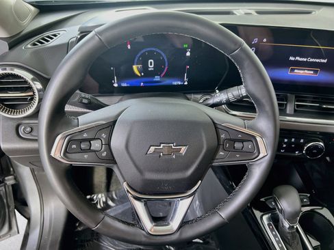 Used 2025 Chevrolet Trax ACTIV FWD image 11