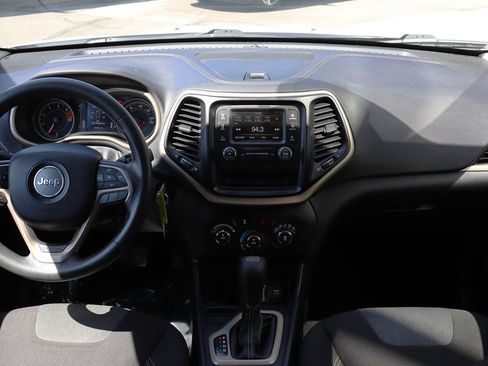 Used 2018 Jeep Cherokee Latitude FWD image 32