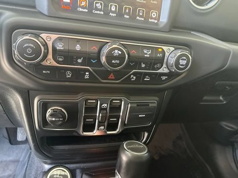 Used 2021 Jeep Gladiator Overland AWD/4WD image 13