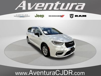 Certified 2024 Chrysler Pacifica Touring-L