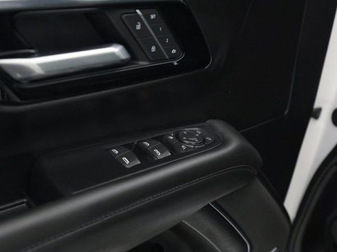 Used 2025 Chevrolet Suburban Z71 w/ Comfort Package image 18