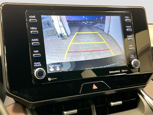 Used 2021 Toyota Venza XLE image 10