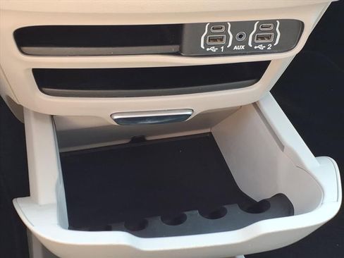 Used 2023 Chrysler Pacifica Touring-L image 25