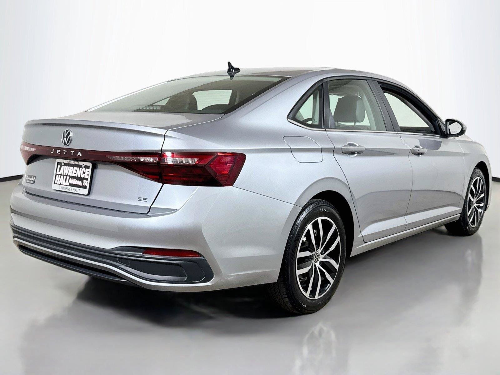 Used 2025 Volkswagen Jetta SE FWD image 4
