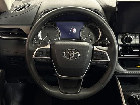 Used 2023 Toyota Highlander XLE AWD/4WD image 24