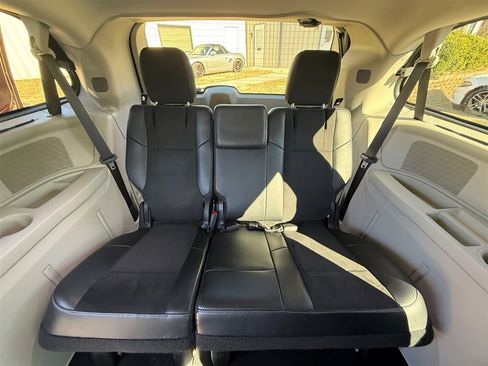 Used 2016 Chrysler Town & Country Limited image 27