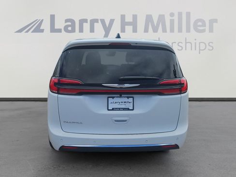 New 2026 Chrysler Pacifica Select image 4
