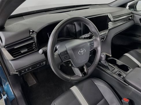 Used 2025 Toyota Camry SE image 9