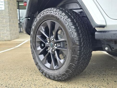 Used 2025 Jeep Wrangler Unlimited Sahara image 17