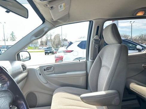 Used 2006 Chrysler Town & Country Touring image 29