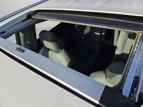 Certified 2025 Toyota Highlander XLE image 5