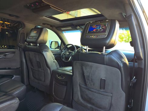 Used 2018 Cadillac Escalade ESV Platinum image 41