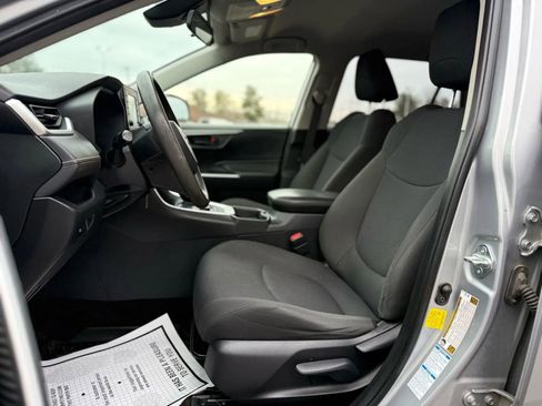 Used 2019 Toyota RAV4 LE image 12