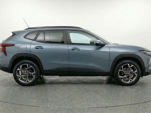 Used 2025 Chevrolet Trax LT w/ LT Convenience Package image 11