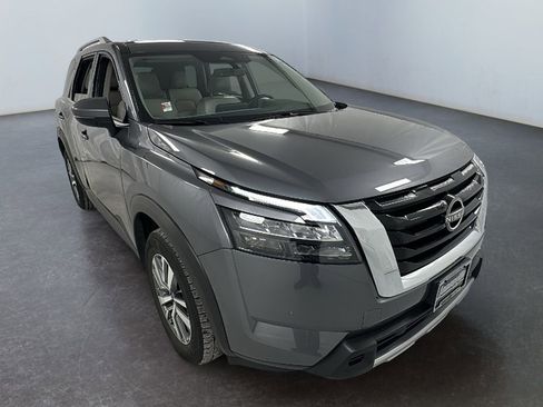 Used 2025 Nissan Pathfinder SL image 1